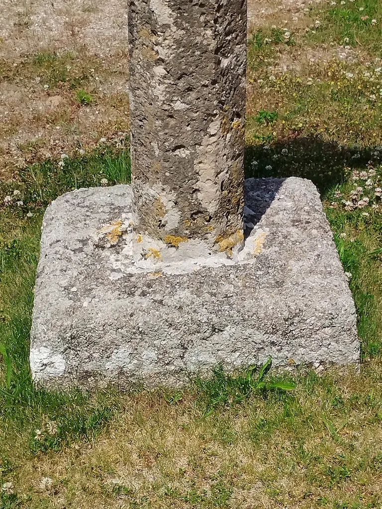 Croix du cimetière de Maupertus-sur-Mer
