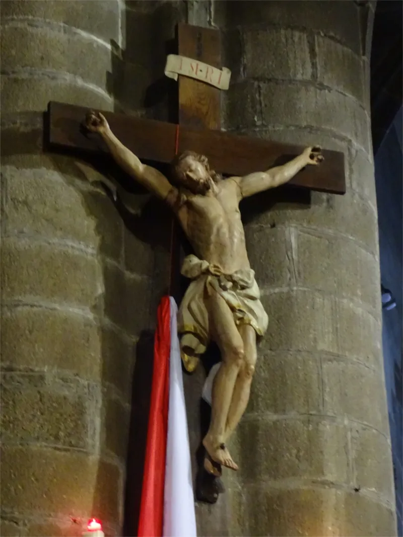 Statue : Christ en croix dans l'Église Notre-Dame de Villedieu-les-Poêles