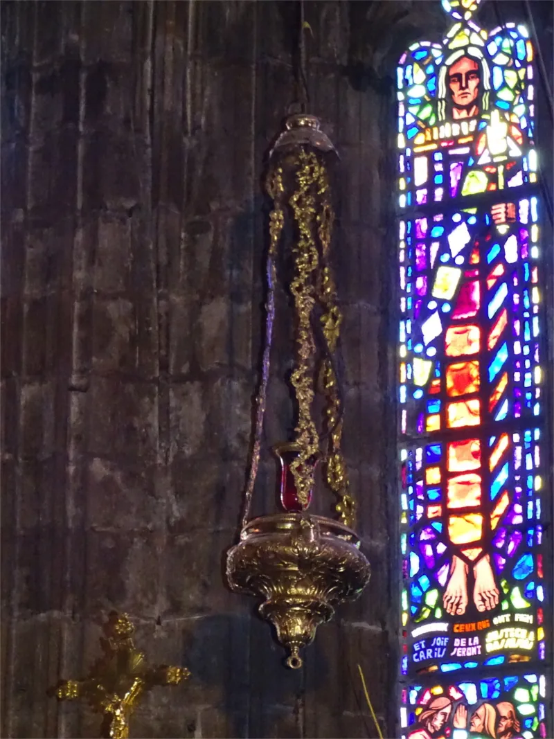 Lampe de sanctuaire dans l'Église Notre-Dame de Villedieu-les-Poêles