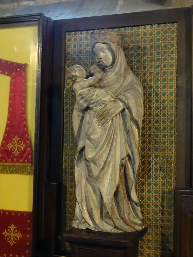 Statue : Vierge à l'Enfant dans l'Église Notre-Dame de Villedieu-les-Poêles
