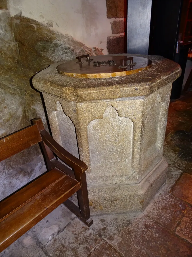 Fonts baptismaux dans l'Église Saint-Pierre du Mont-Saint-Michel