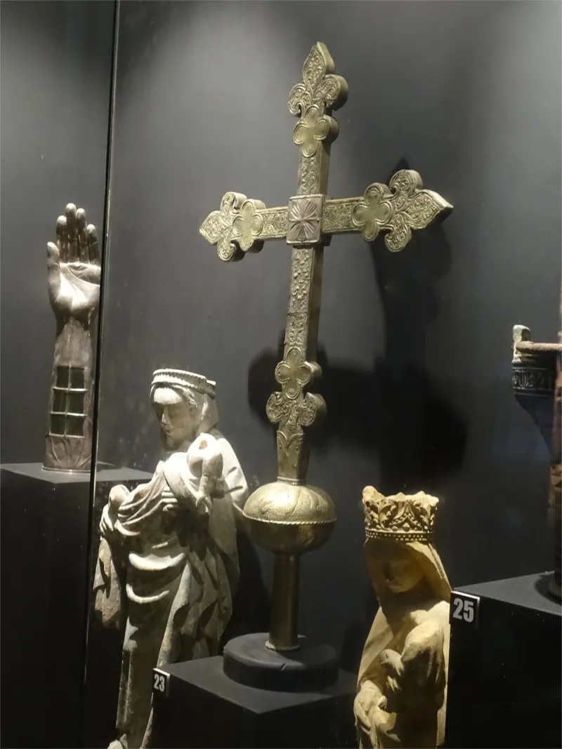 Croix de procession dans la Basilique Saint-Gervais d'Avranches