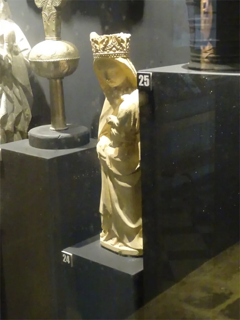 Statuette : Vierge à l'Enfant dans la Basilique Saint-Gervais d'Avranches