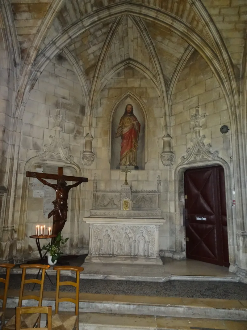 Statue : Christ en croix de la Basilique Sainte-Trinité de Cherbourg