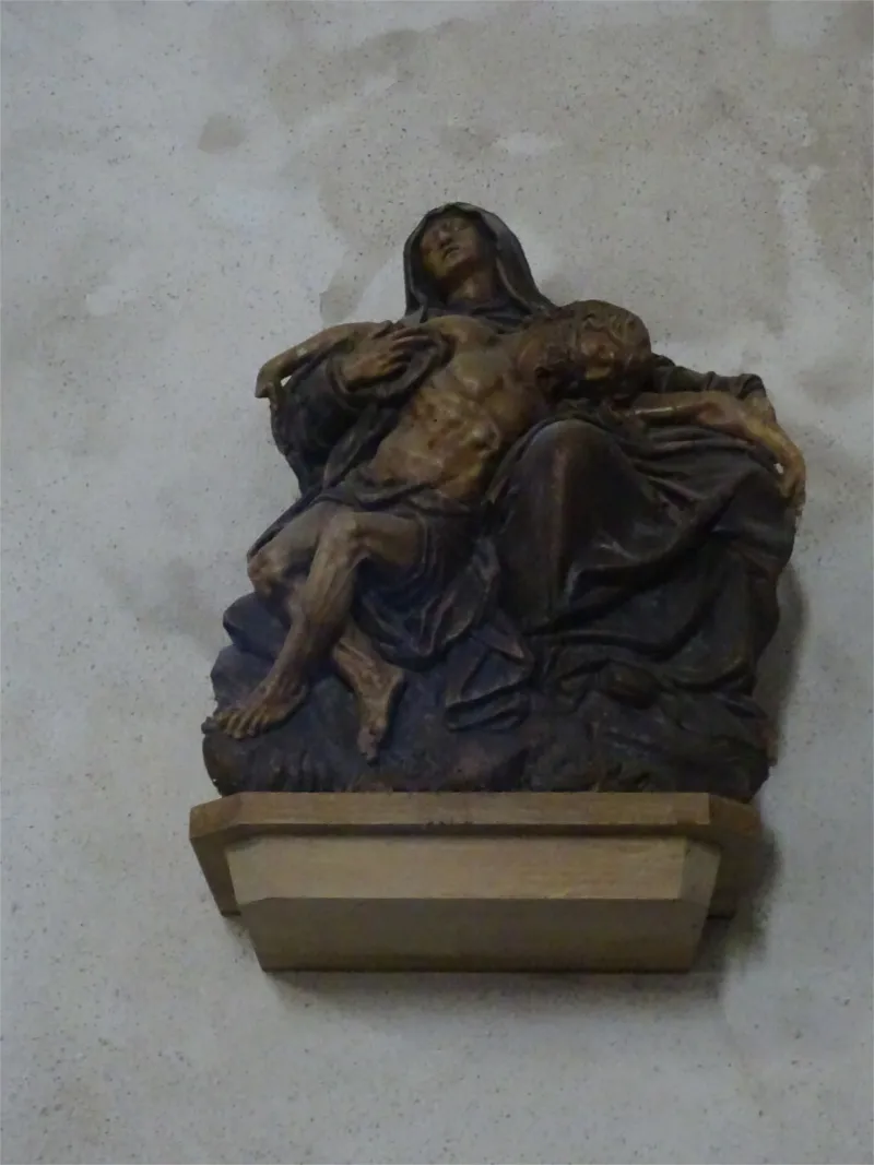 Groupe sculpté : Vierge de Pitié dans l'Église Saint-Nicolas de Barfleur