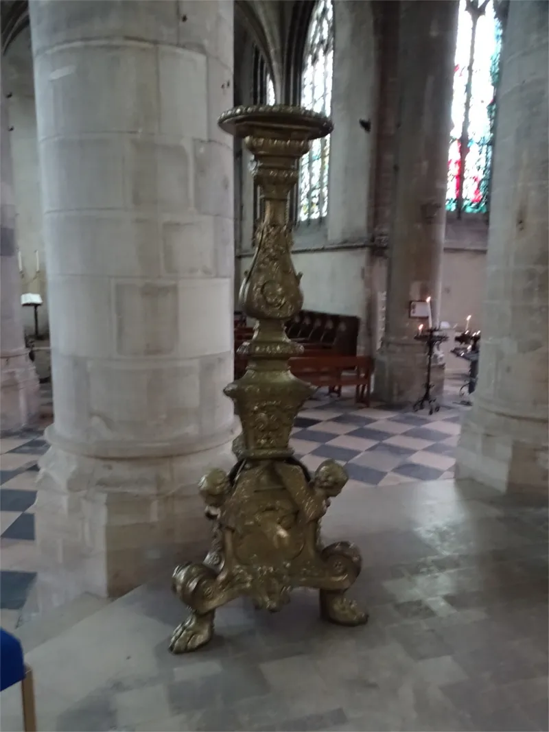 Pied de cierge pascal dans l'Église Notre-Dame de Saint-Lô