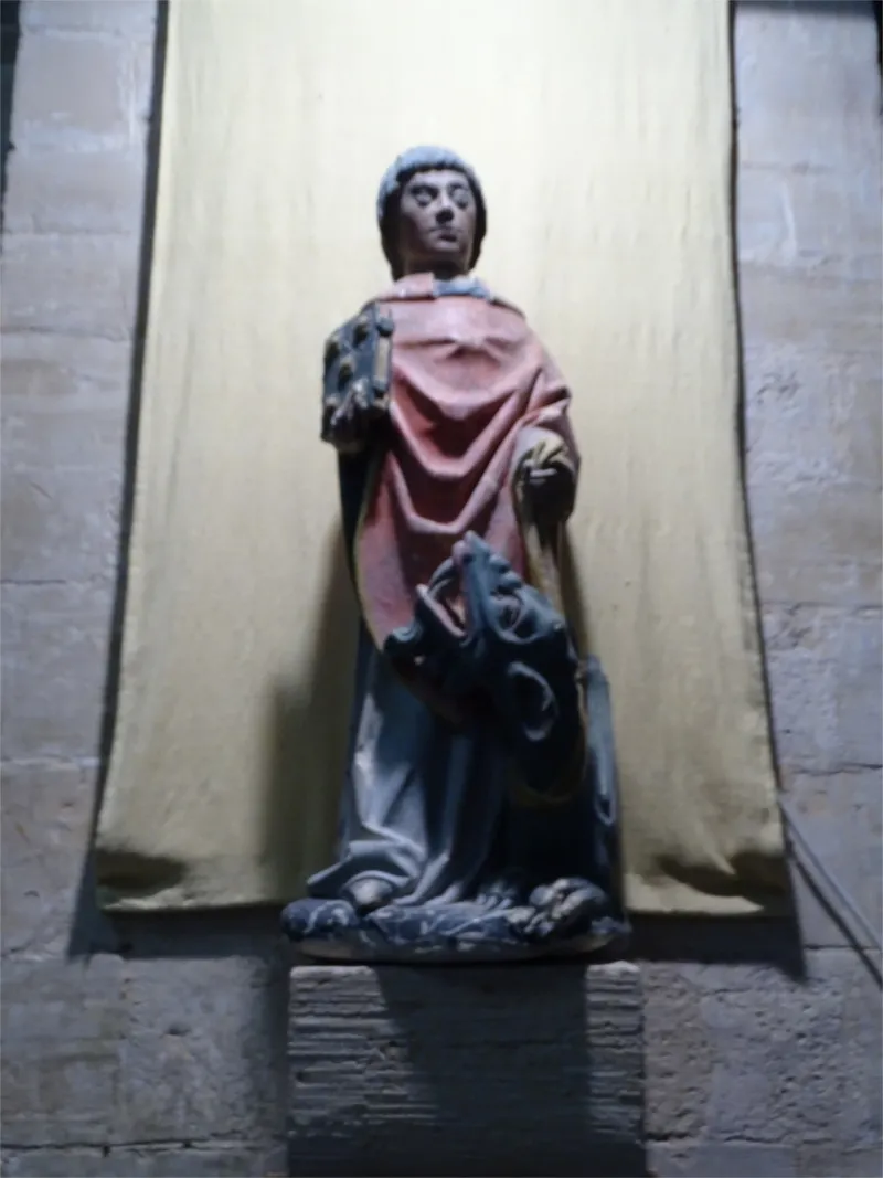 Groupe sculpté : Saint-Vigor et le dragon dans l'Abbatiale de Cerisy-la-Forêt