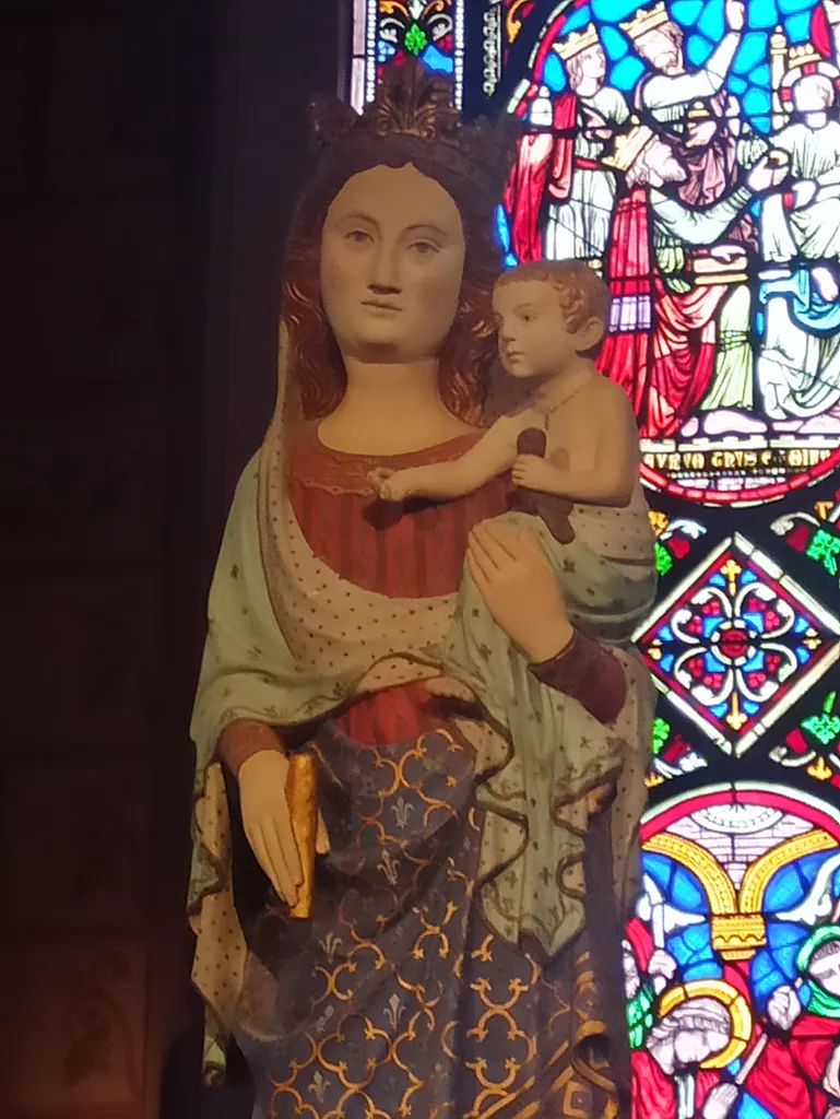 Statue de la Vierge à l'Enfant dans la Cathédrale Notre-Dame de Coutances