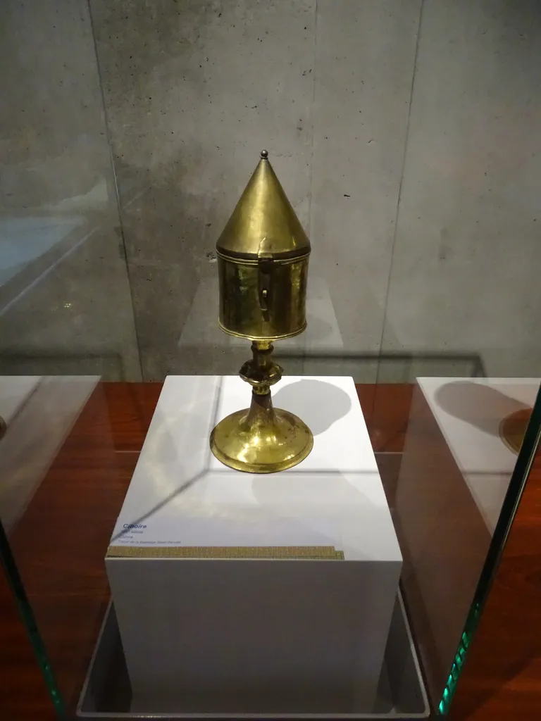 Ciboire (pyxide) dans la Basilique Saint-Gervais d'Avranches