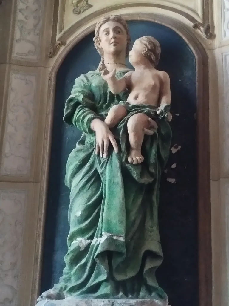 Statue de la Vierge à l'Enfant dans l'Église Notre-Dame à Turqueville