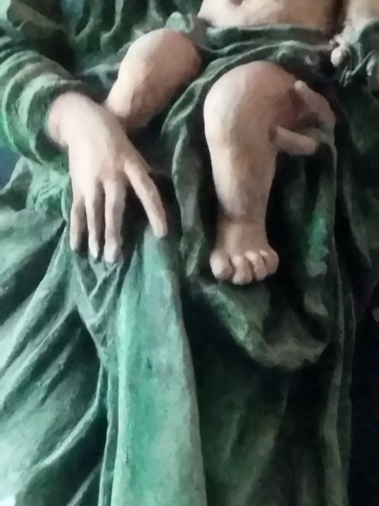 Statue de la Vierge à l'Enfant dans l'Église Notre-Dame à Turqueville