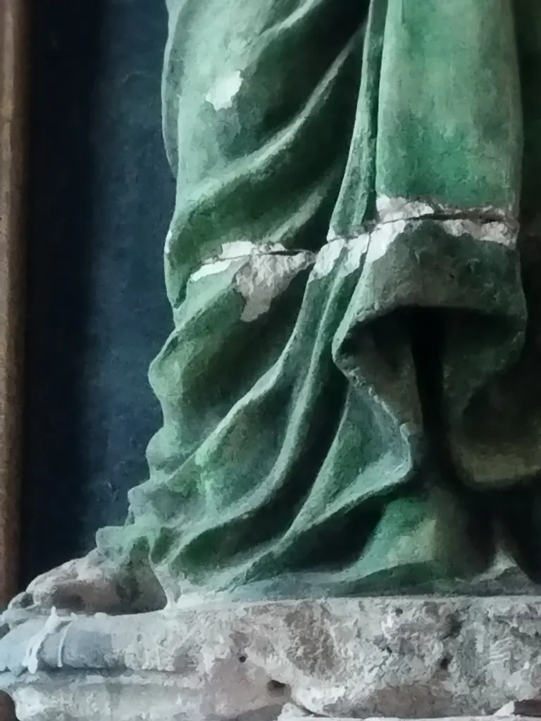 Statue de la Vierge à l'Enfant dans l'Église Notre-Dame à Turqueville