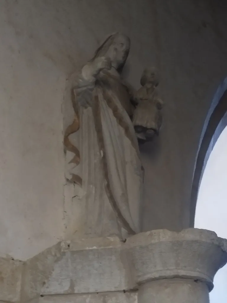 Statue de la Vierge à l'Enfant dans l'Église Notre-Dame à Turqueville