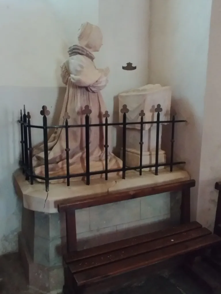 Statue funéraire de la Dame de Vauborel dans l'Église Notre-Dame à Digosville