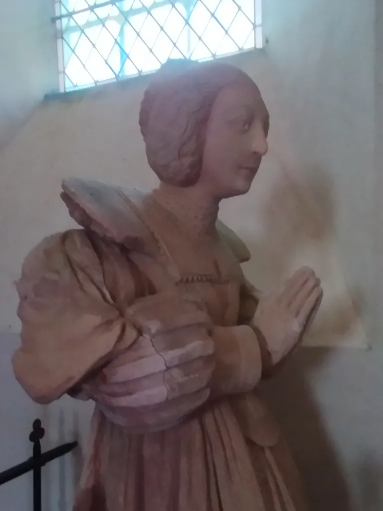 Statue funéraire de la Dame de Vauborel dans l'Église Notre-Dame à Digosville