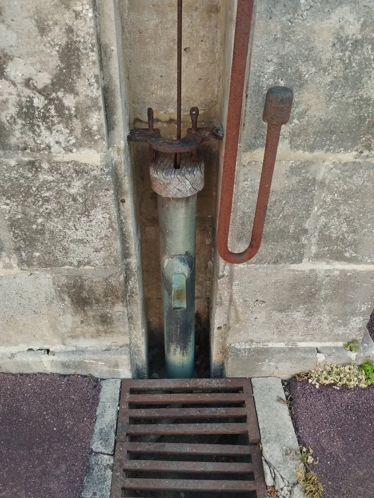 Fontaine de la rue Maréchal Leclerc à Saint-Côme-du-Mont