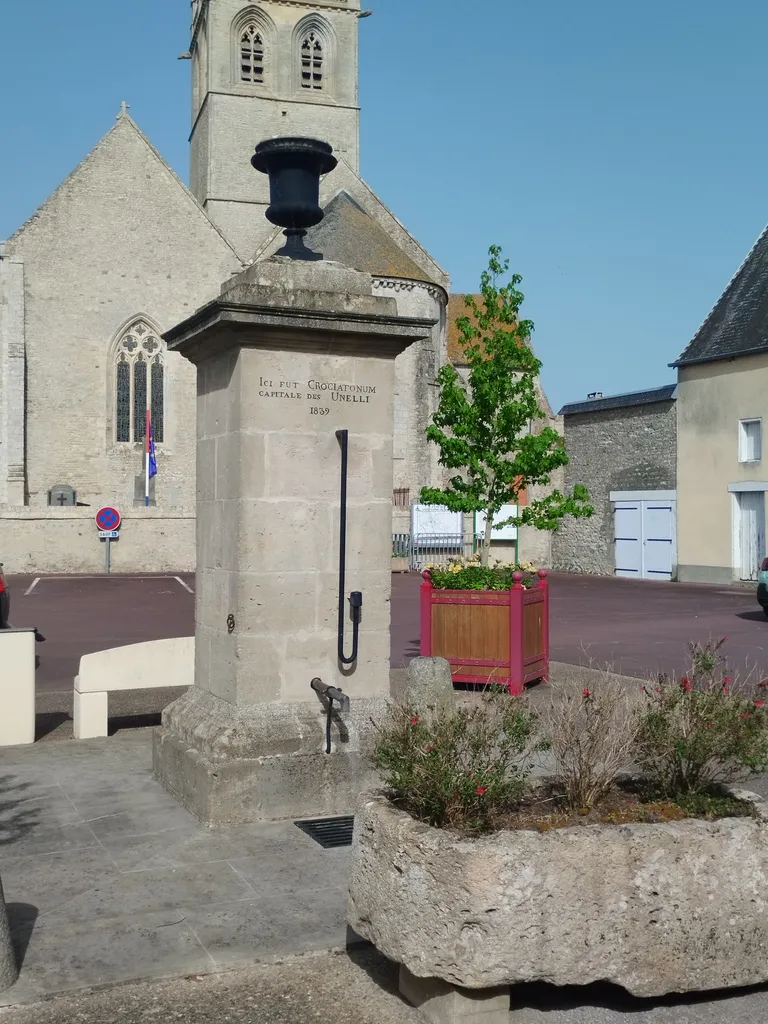 Fontaine Place du lieutenant Judels à Saint-Côme-du-Mont