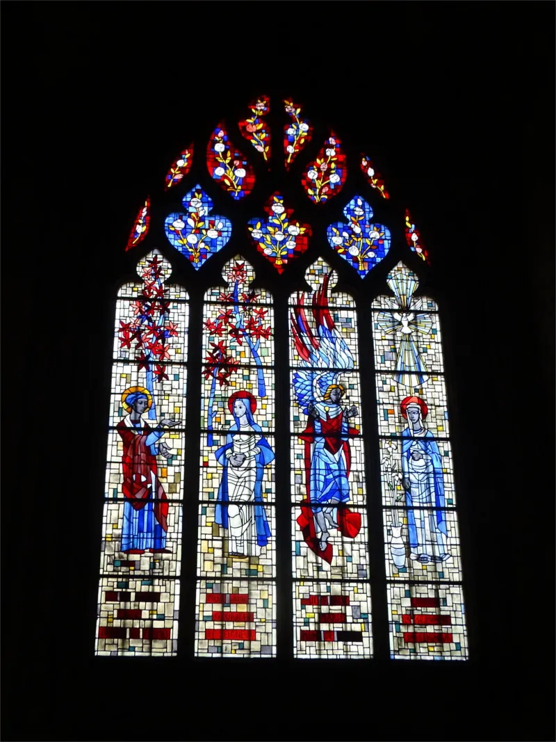 Vitrail Baie 13 : L'Annonciation et la Visitation dans l'Église Notre-Dame de Saint-Lô