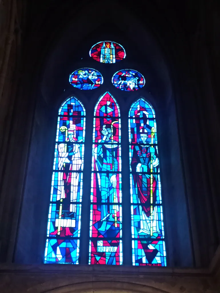 Vitrail Baie D : Geoffroy de Montbray, Saint Eréptiole et Hugues de Morville  dans la Cathédrale Notre-Dame de Coutances