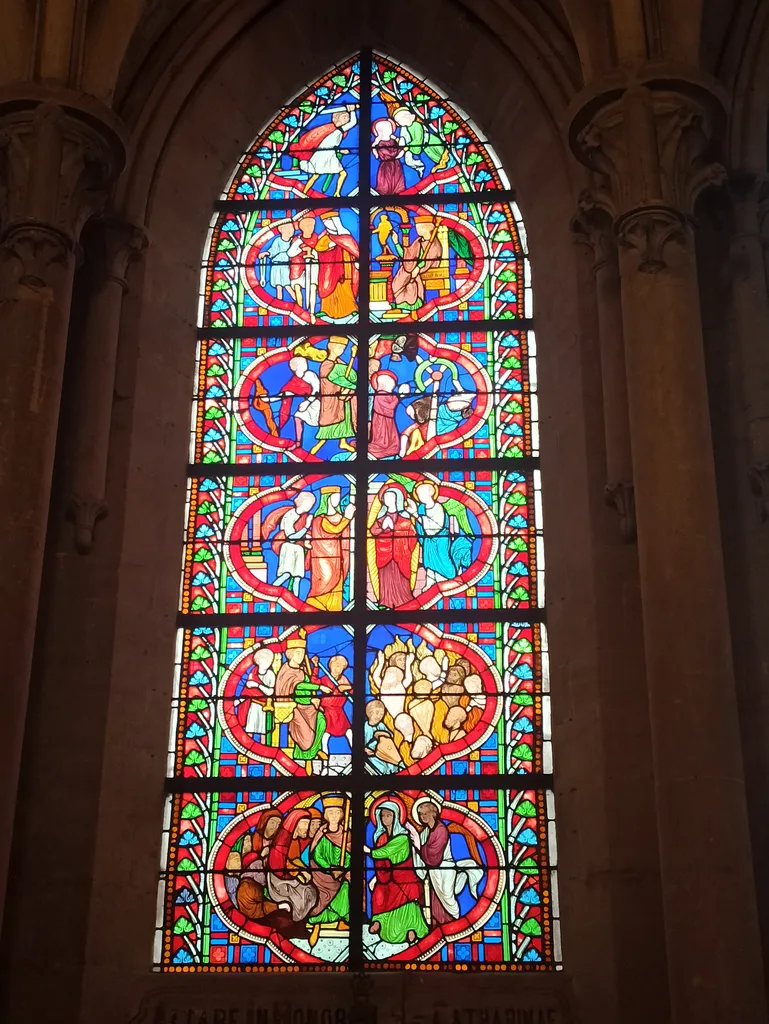 Vitrail Baie 21 : Verrière de Sainte-Catherine dans la Cathédrale Notre-Dame de Coutances