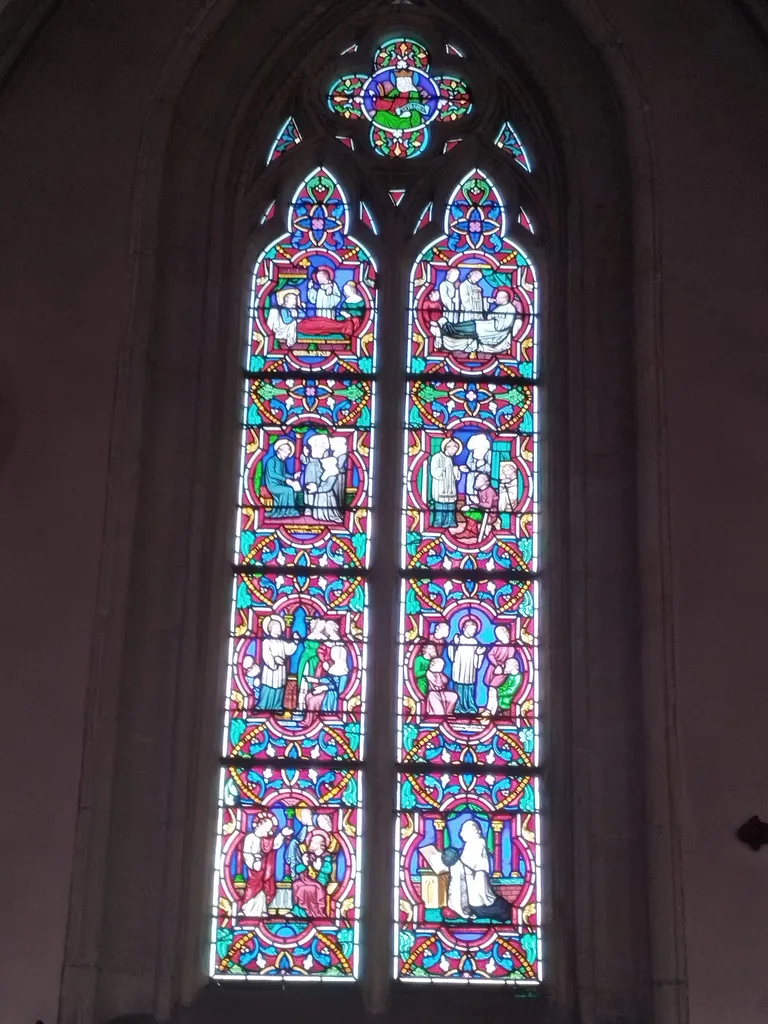 Vitrail 6 : Saint-Vincent-de-Paul dans la Chapelle de la Bucaille à Cherbourg