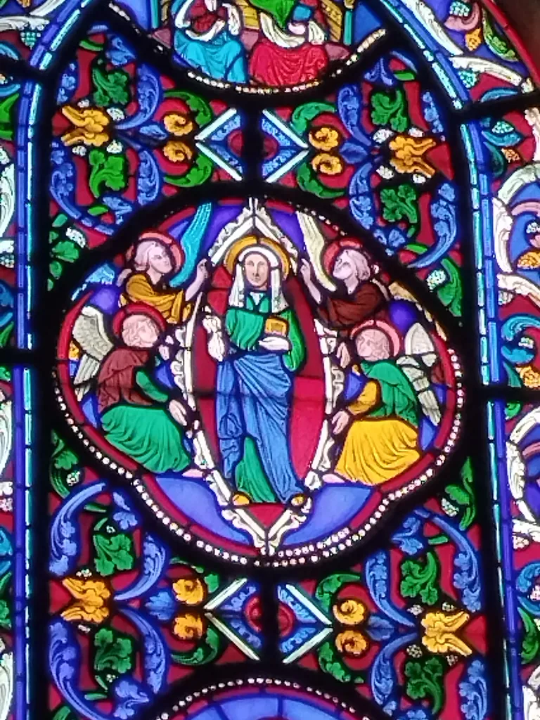 Vitrail 1 : Marie : Naissance, Mort, Assomption dans la Chapelle de la Bucaille à Cherbourg