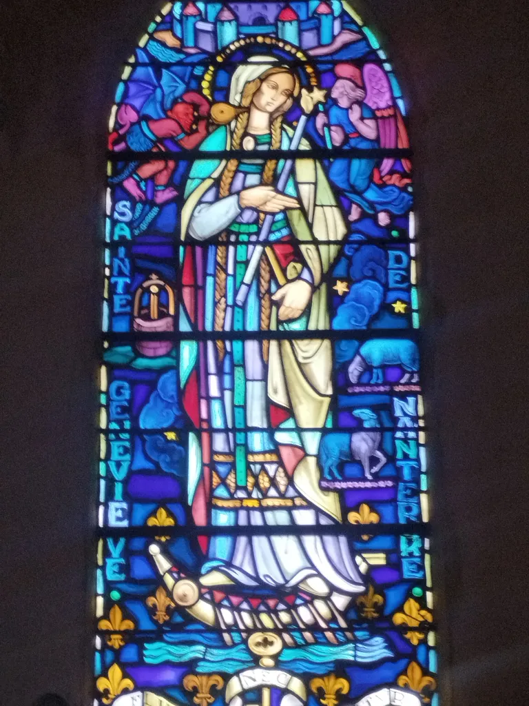 Vitrail Baie 3 : Sainte-Geneviève de Nanterre dans l'Église Notre-Dame à Digosville