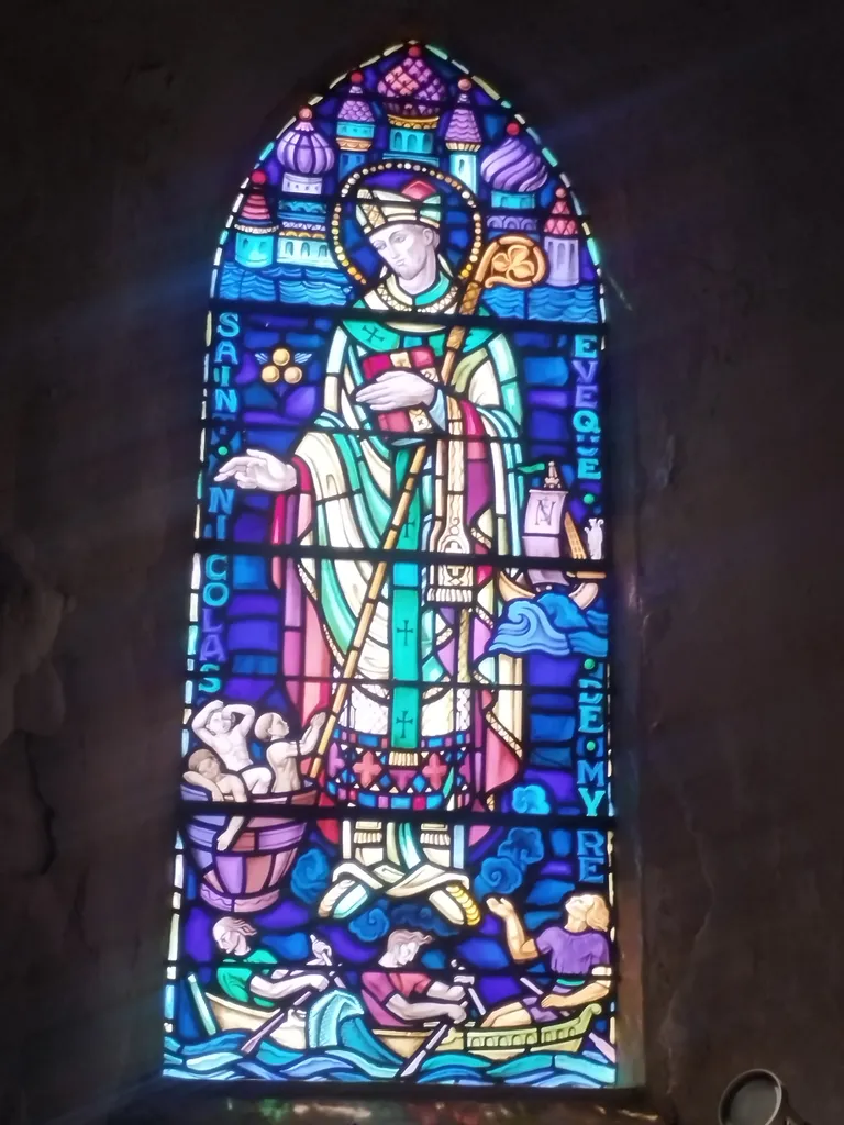 Vitrail Baie 4 : Saint-Nicolas Évêque de Myre dans l'Église Notre-Dame à Digosville