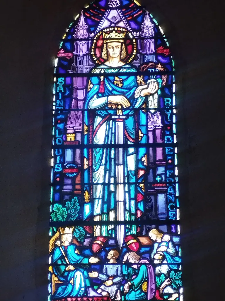 Vitrail Baie 5 : Saint-Louis, roi de France dans l'Église Notre-Dame à Digosville