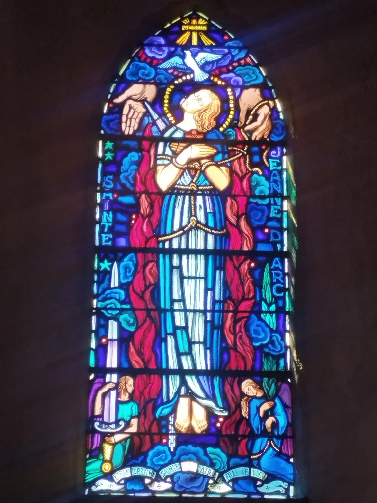 Vitrail Baie 6 : Sainte-Jeanne-d'arc dans l'Église Notre-Dame à Digosville