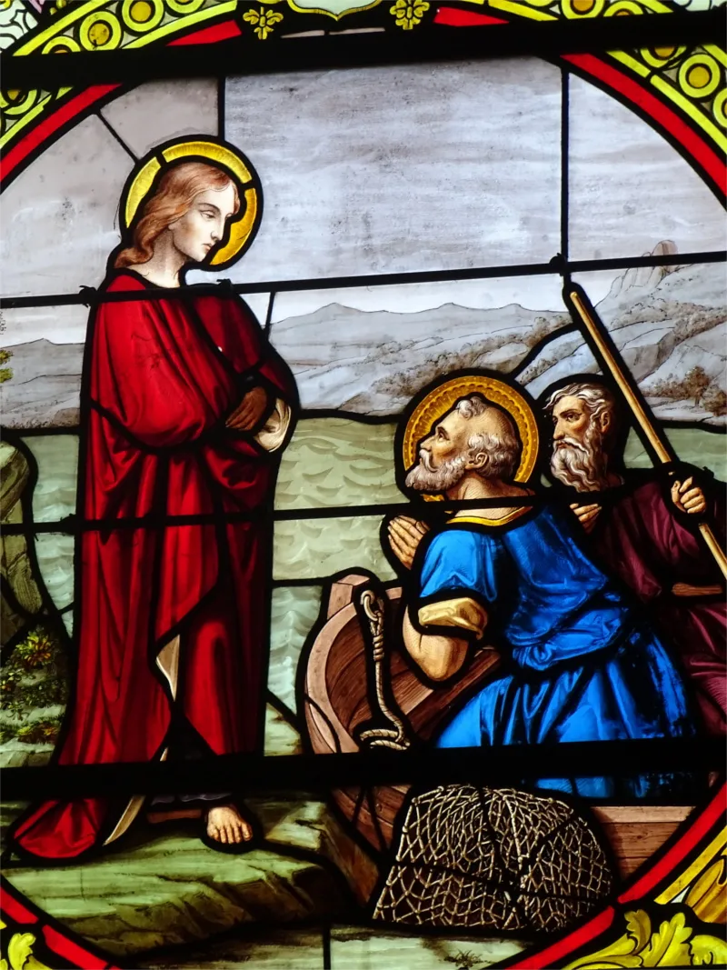Vitrail Baie 2 : Vocation de Saint-Pierre dans l'Église Saint-Pierre de Saint-Pierre-Église