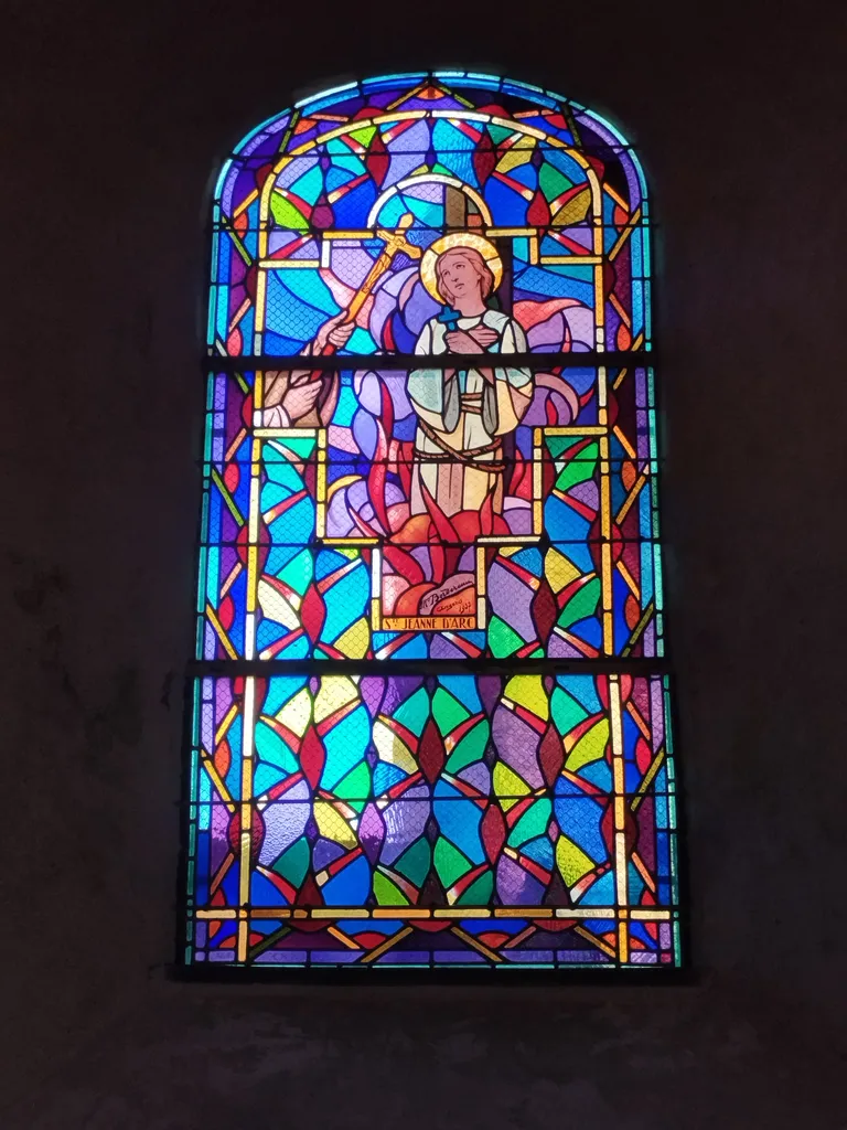 Vitrail Baie 7 : Ste-Jeanne d'Arc dans l'Église Notre-Dame à Querqueville