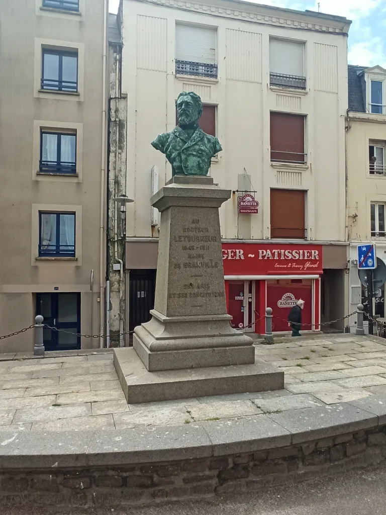 Statue du docteur Letourneur à Granville