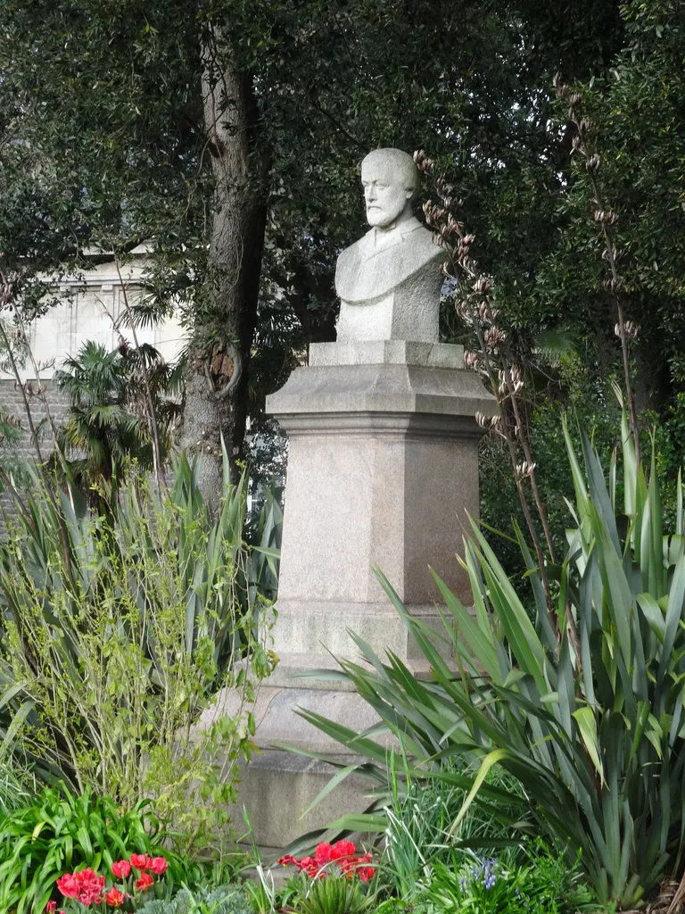 Statue Emmanuel Liais à Cherbourg-Octeville